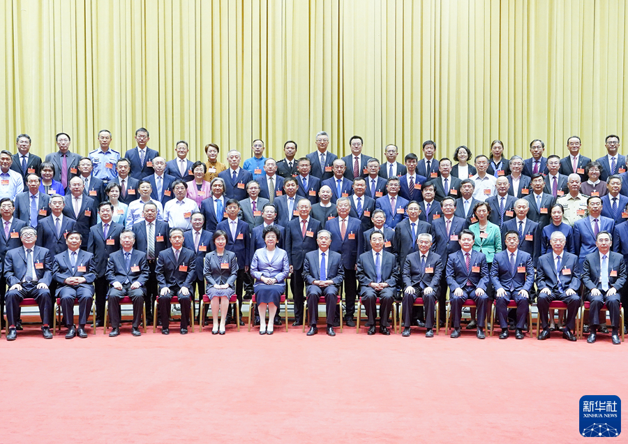 汪洋會見優秀提案和先進承辦單位獲獎代表