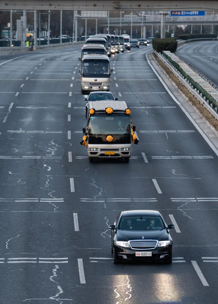 江澤民同志遺體由專機敬移北京 習近平等黨和國家領導同志到機場迎靈