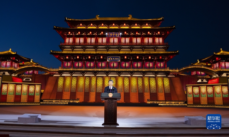 習近平和彭麗媛為出席中國-中亞峰會的中亞國家元首夫婦舉行歡迎儀式和歡迎宴會并共同觀看演出