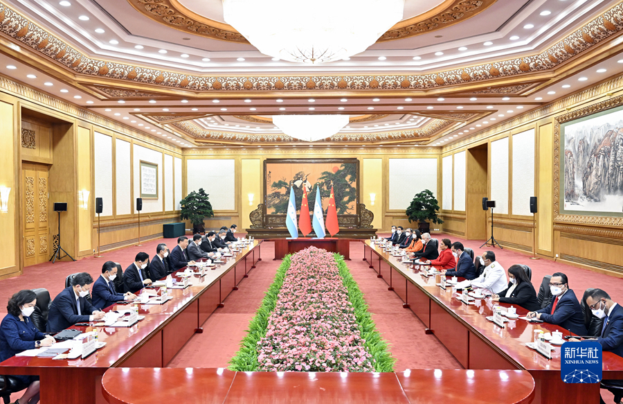 習近平同洪都拉斯總統(tǒng)卡斯特羅舉行會談