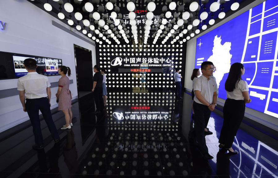 以習(xí)近平同志為核心的黨中央引領(lǐng)網(wǎng)信事業(yè)發(fā)展述評(píng)