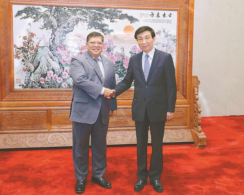 王滬寧會見馬來西亞國會下議院議長佐哈里
