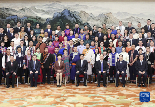 王滬寧會見全國少數民族參觀團