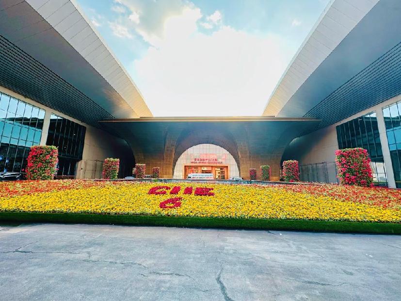 第六屆進博會場館景觀裝飾全面“定妝”