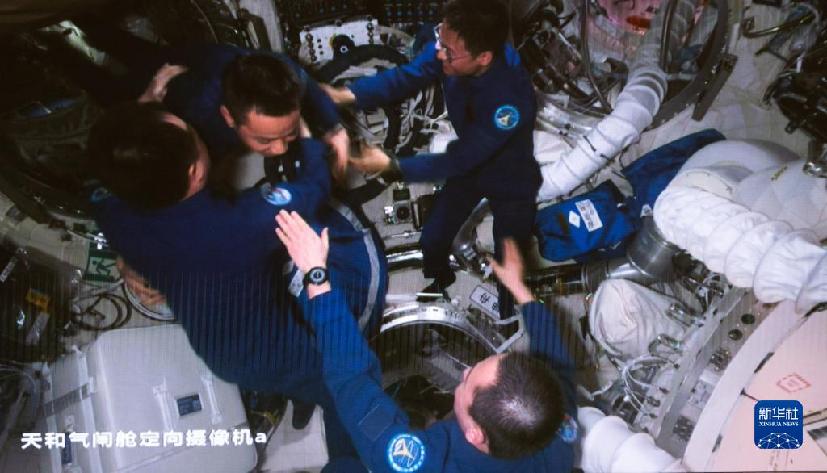 神舟十七號3名航天員順利進駐中國空間站
