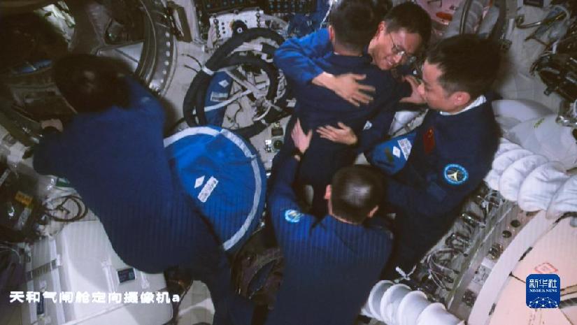 神舟十七號3名航天員順利進駐中國空間站