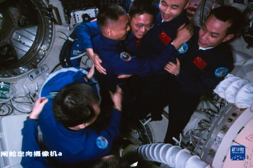 神舟十七號3名航天員順利進駐中國空間站