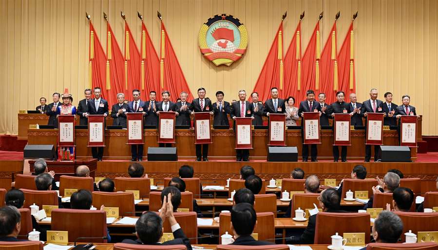 2023年度全國(guó)政協(xié)委員優(yōu)秀履職獎(jiǎng)表彰儀式在京舉行 王滬寧為獲獎(jiǎng)委員頒獎(jiǎng)