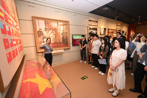 全國政協機關舉辦“走進政協”公眾開放日活動 圖為高校青年學生參觀“人民政協光輝歷程”(4816535)-20240624083516