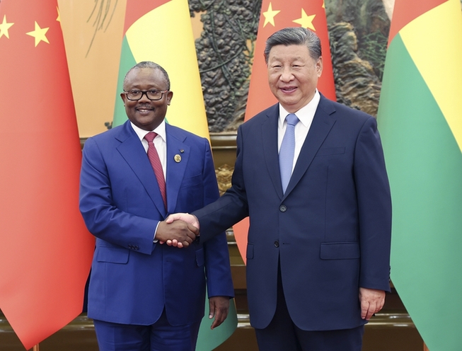 習近平會見幾內亞比紹總統恩巴洛