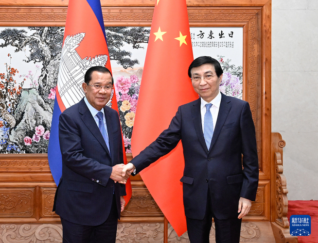 王滬寧會見柬埔寨人民黨主席、參議院主席洪森