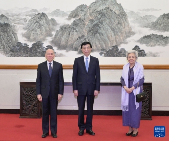 王滬寧會見柬埔寨國王西哈莫尼和太后莫尼列