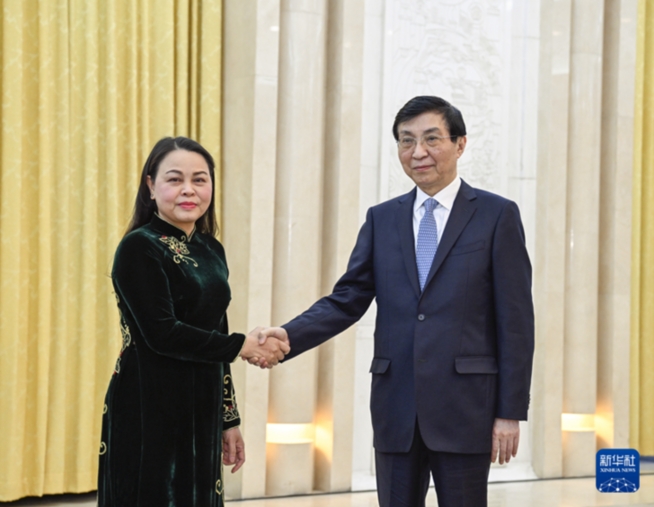 王滬寧會(huì)見(jiàn)越共中央委員、越南祖國(guó)陣線中央副主席兼秘書(shū)長(zhǎng)阮氏秋荷