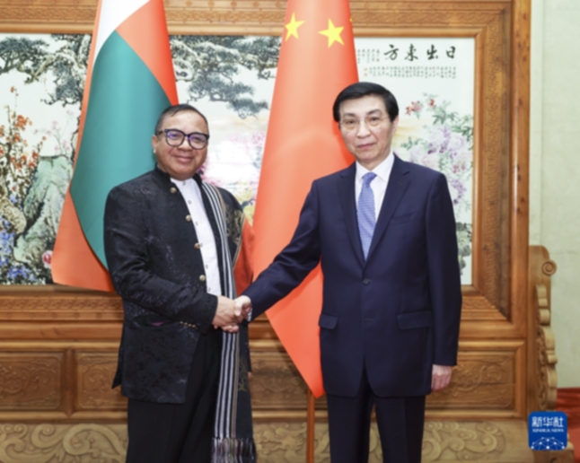 趙樂際、王滬寧分別會見馬達加斯加參議長拉瓦盧馬納納