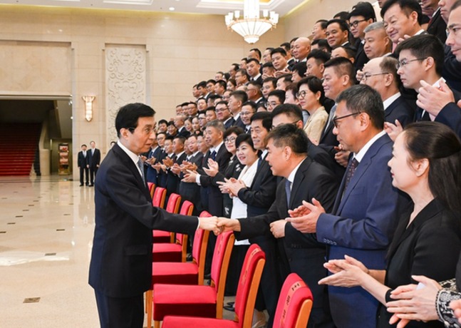 全國非公有制經濟人士優秀中國特色社會主義事業建設者表彰大會在京召開 王滬寧出席并講話