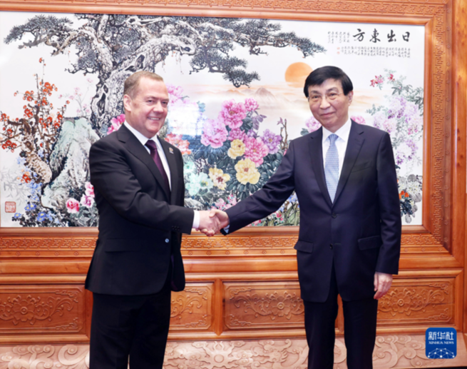 王滬寧會見俄羅斯統(tǒng)一俄羅斯黨主席梅德韋杰夫