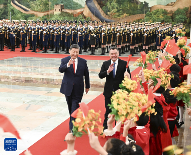 習近平同吉爾吉斯斯坦總統扎帕羅夫會談