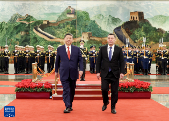 習近平同吉爾吉斯斯坦總統扎帕羅夫會談