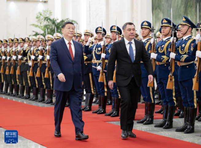 習近平同吉爾吉斯斯坦總統扎帕羅夫會談