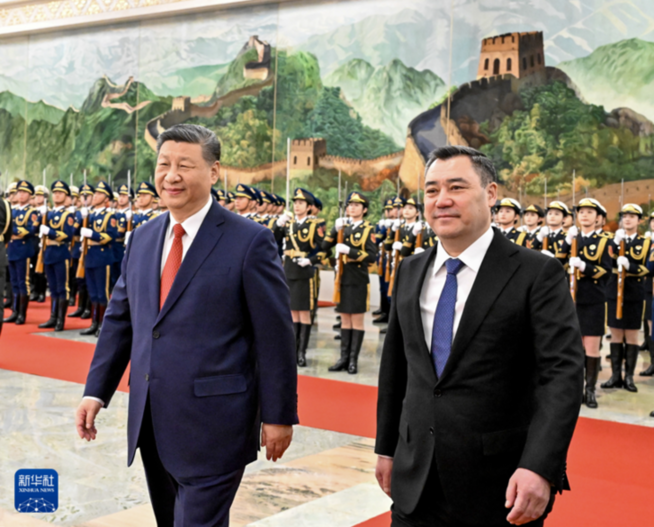 習近平同吉爾吉斯斯坦總統扎帕羅夫會談
