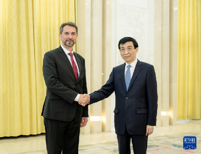 王滬寧會見波黑議會代表院副主席查瓦拉