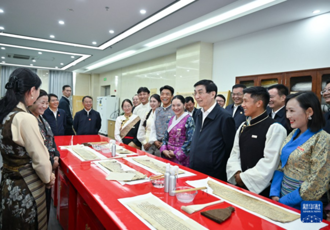 中央代表團在拉薩看望慰問各族干部群眾 王滬寧參加活動