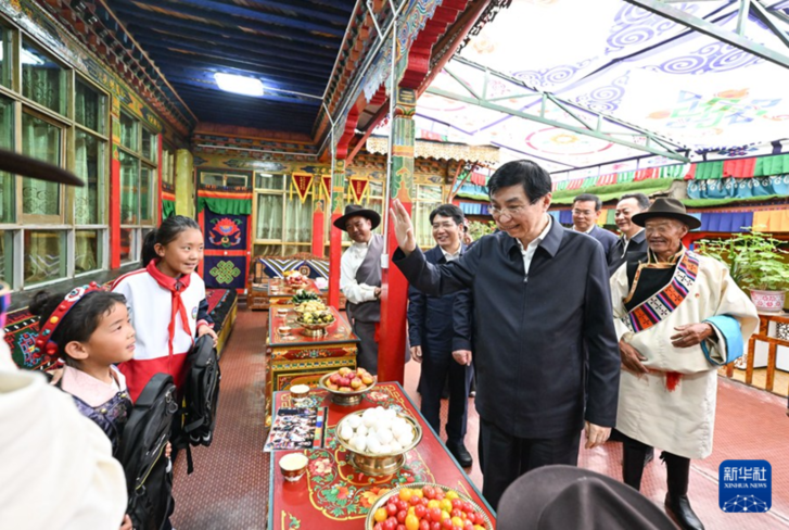 中央代表團赴西藏各地看望慰問各族干部群眾 王滬寧參加活動