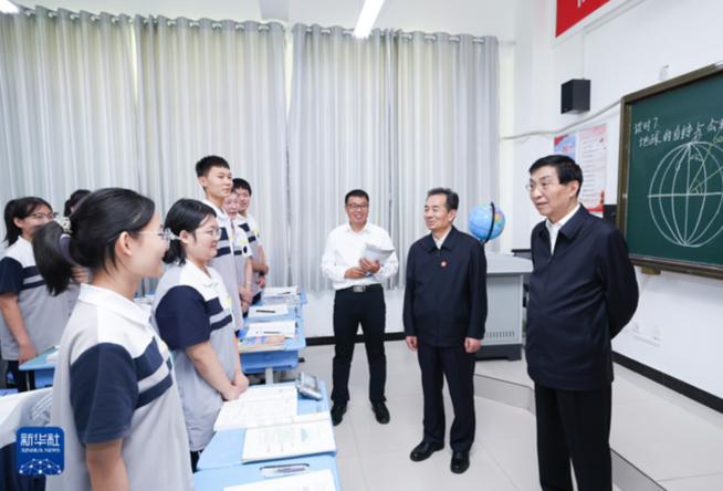 中央代表團赴新疆多地看望慰問各族干部群眾 王滬寧參加活動