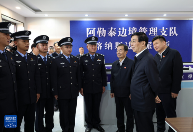 中央代表團在新疆多地看望慰問各族干部群眾 王滬寧參加活動后帶領一分團返京