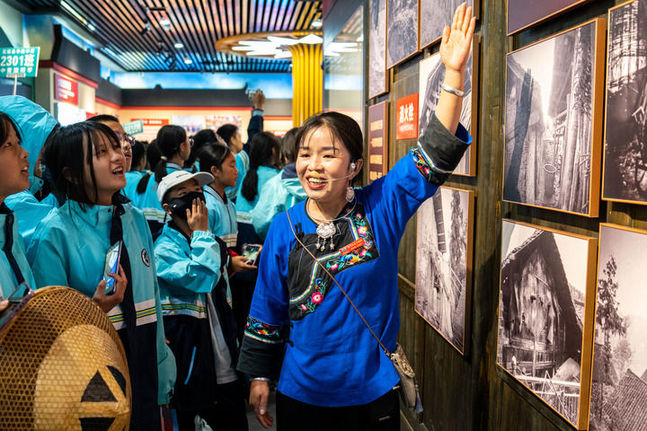 以習(xí)近平同志為核心的黨中央推動(dòng)鑄牢中華民族共同體意識(shí)紀(jì)實(shí)