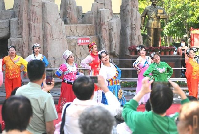 以習(xí)近平同志為核心的黨中央推動(dòng)鑄牢中華民族共同體意識(shí)紀(jì)實(shí)