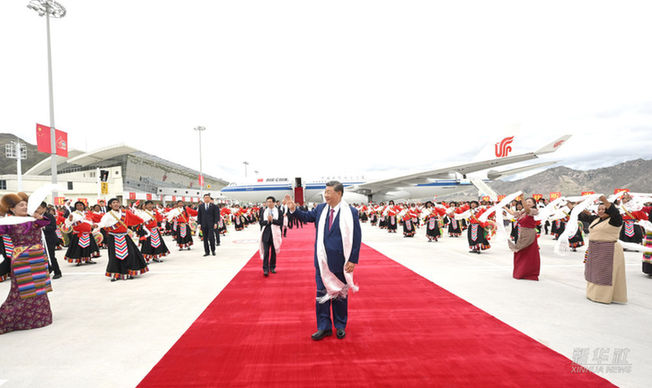 習近平率中央代表團抵達拉薩出席西藏自治區成立60周年慶祝活動