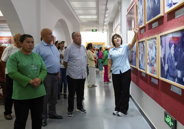 雪蓮綻放新時代 團結奮斗譜新篇——以習近平同志為核心的黨中央情系天山兒女引領新疆發展紀實