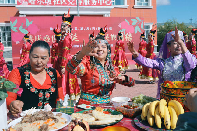 雪蓮綻放新時代 團結奮斗譜新篇——以習近平同志為核心的黨中央情系天山兒女引領新疆發展紀實
