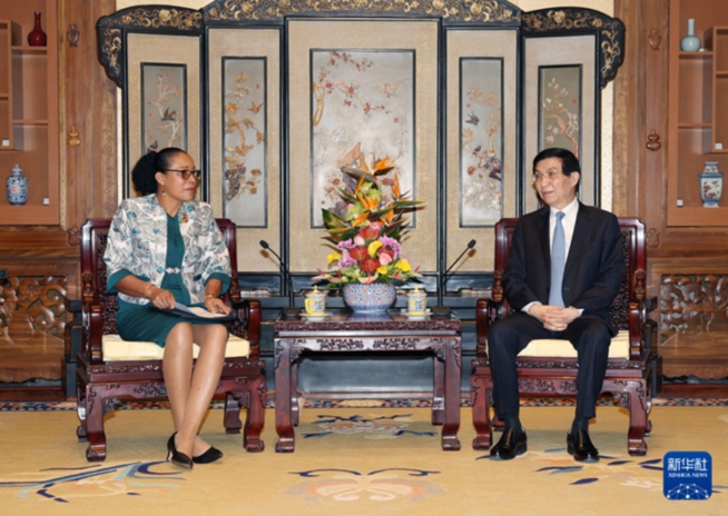 王滬寧會(huì)見多米尼克總統(tǒng)伯頓